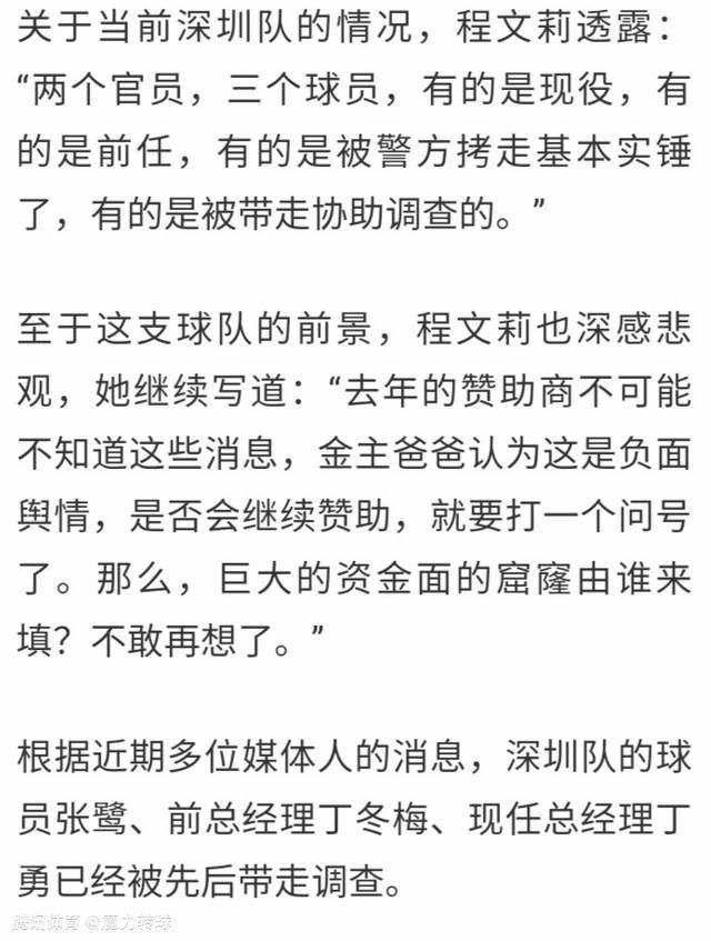 照片上，她正穿着美人鱼的戏服，坐在海边